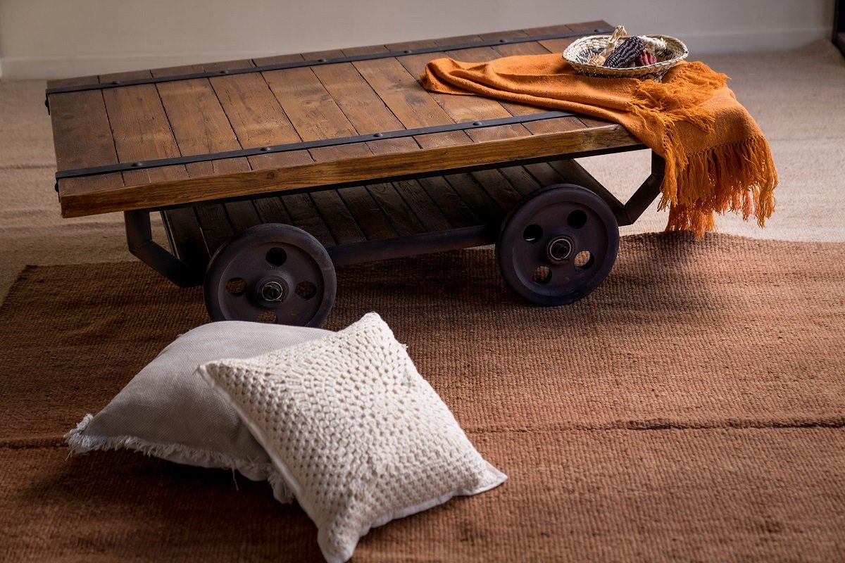 Mesa de centro de madera maciza de pinotea con ruedas modelo Ferroviaria - Imagen 2