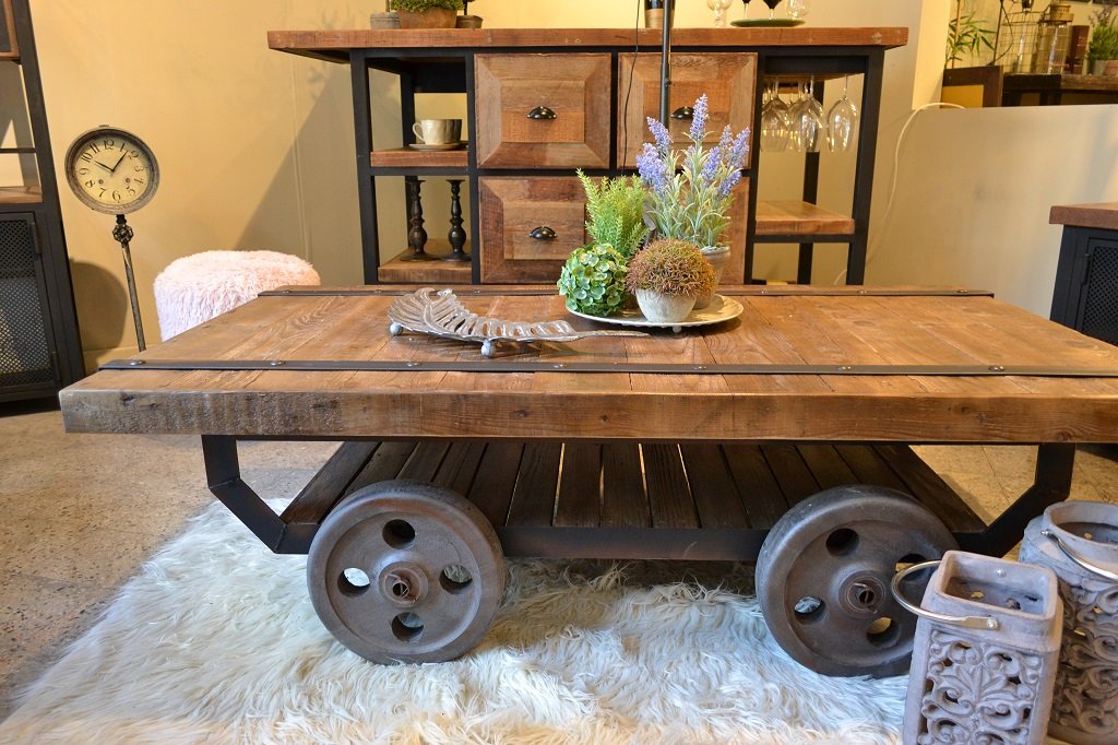 Mesa de centro de madera maciza de pinotea con ruedas modelo Ferroviaria