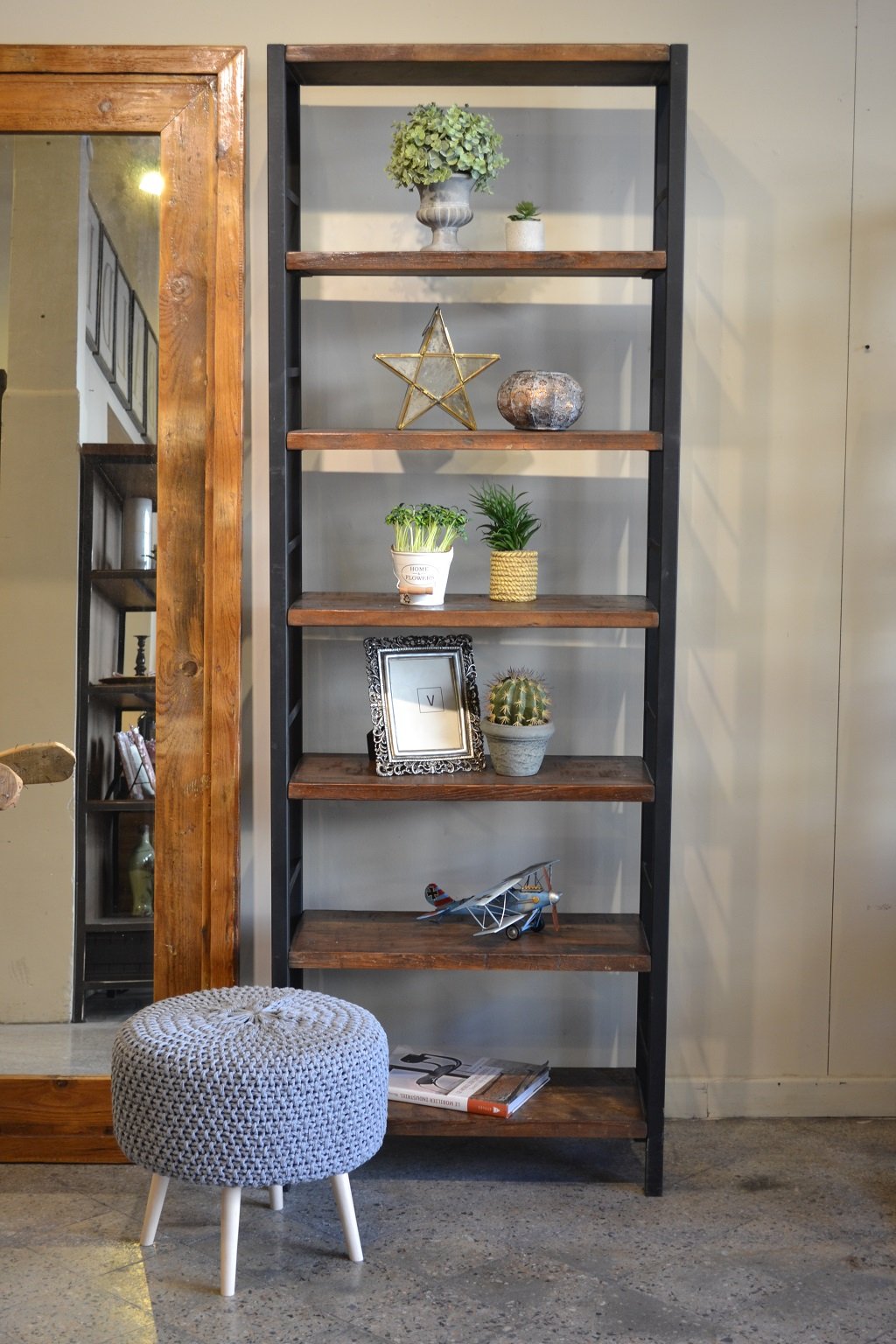 Estanteria de madera reciclada de pinotea y estructura de hierro modelo Jujuy - Imagen 2