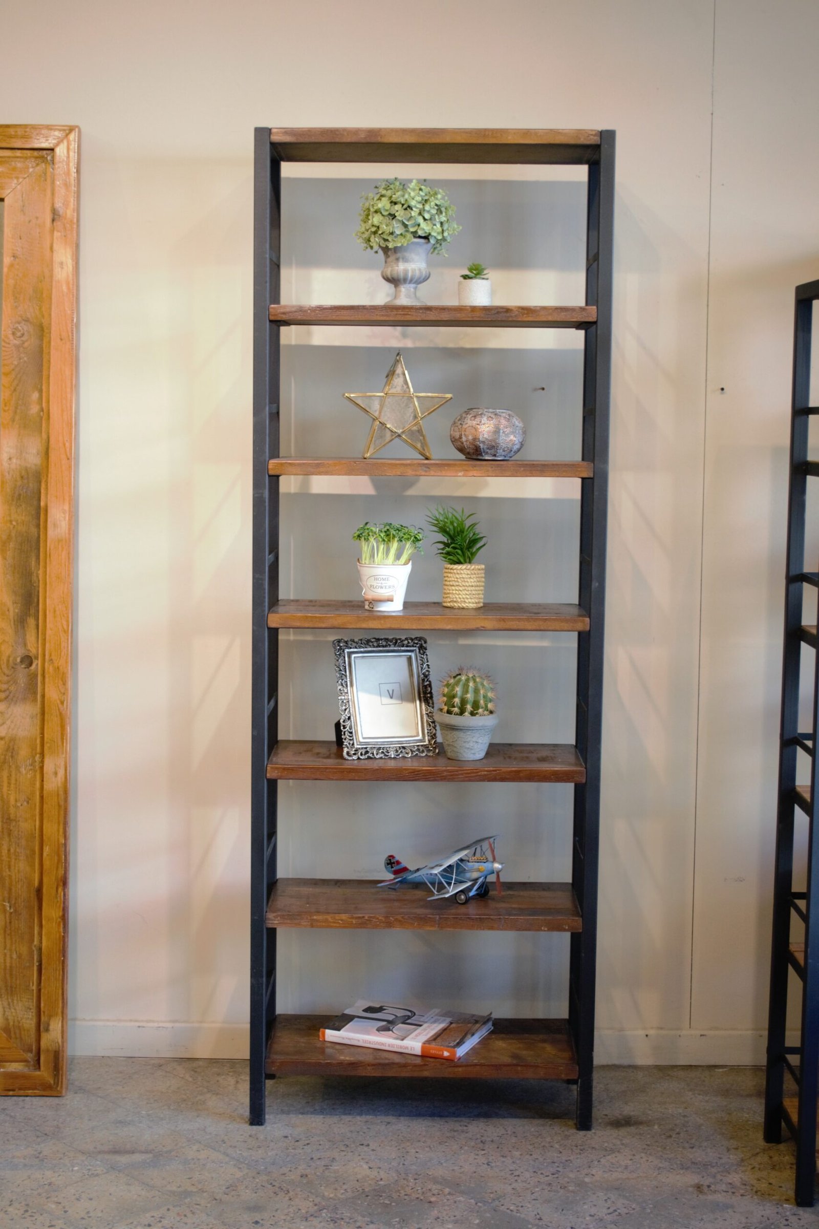 Estanteria de madera reciclada de pinotea y estructura de hierro modelo Jujuy - Imagen 3