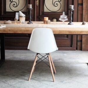 Mesa de comedor rustica de madera maciza de pinotea y patas de hierro modelo U