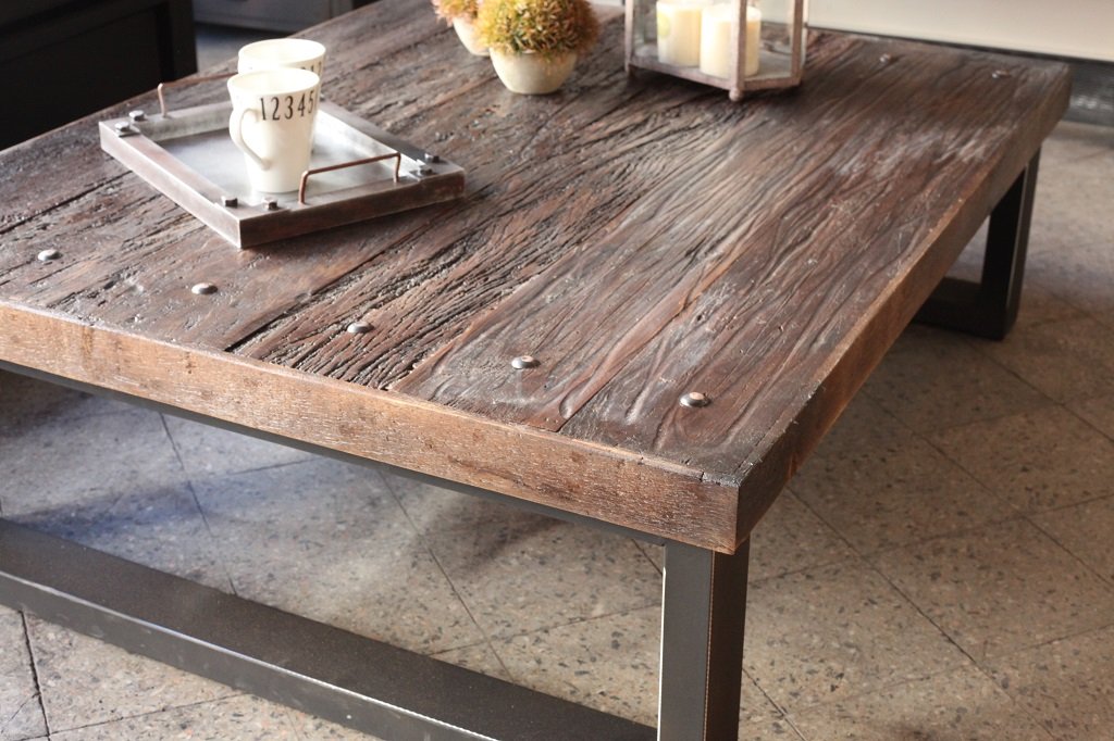 Mesa de centro rústica de madera maciza de pinotea y estructura de hierro