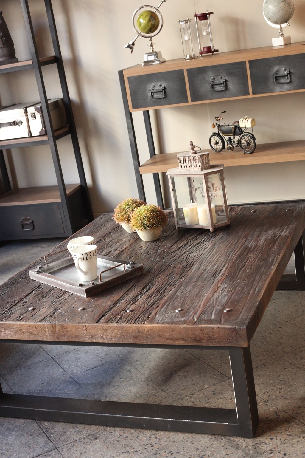 Mesa de centro rústica de madera maciza de pinotea y estructura de hierro - Imagen 2