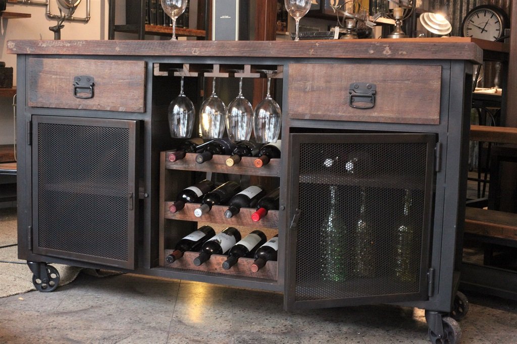 Aparador rustico de madera de pinotea y estructura de hierro modelo Mercedes