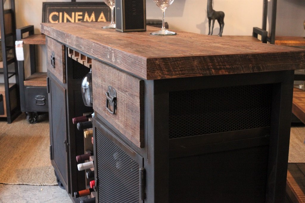 Aparador rustico de madera de pinotea y estructura de hierro modelo Mercedes - Imagen 3