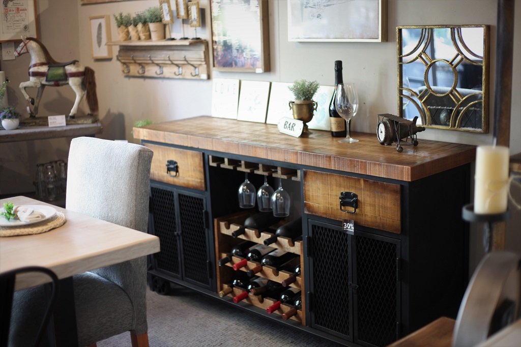 Aparador rustico de madera de pinotea y estructura de hierro modelo Mercedes - Imagen 2