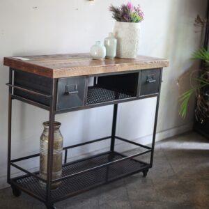 Nuestra Mesa rustica auxiliar es una pieza única y llena de carácter que combina la calidez y la belleza de la madera recuperada con la resistencia y la estabilidad del hierro