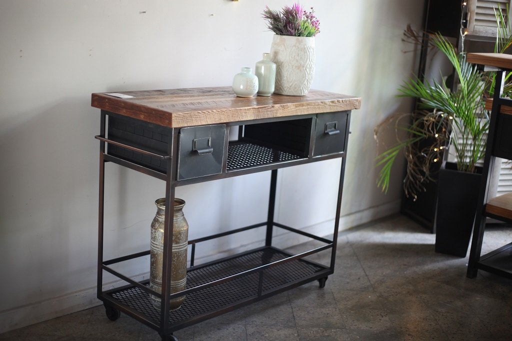 Nuestra Mesa rustica auxiliar es una pieza única y llena de carácter que combina la calidez y la belleza de la madera recuperada con la resistencia y la estabilidad del hierro