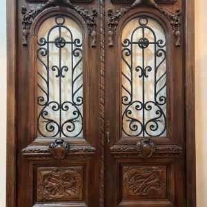 Puerta antigua de madera tallada